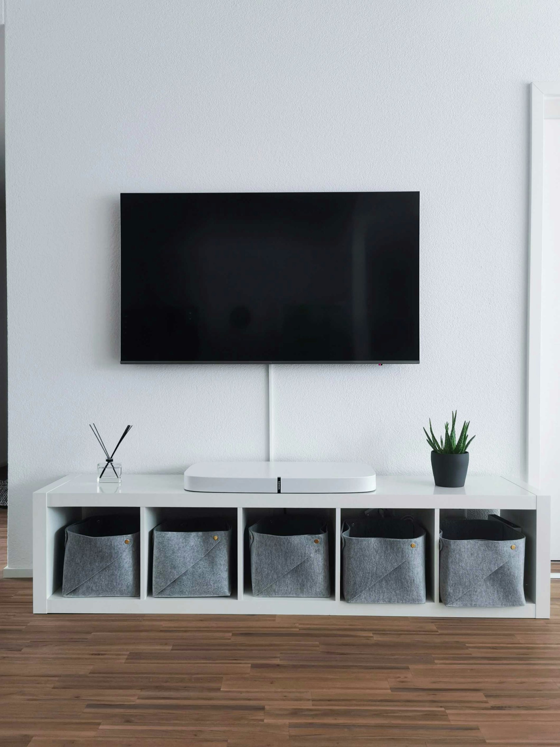 Crystal-clear visuals. Frameless design.